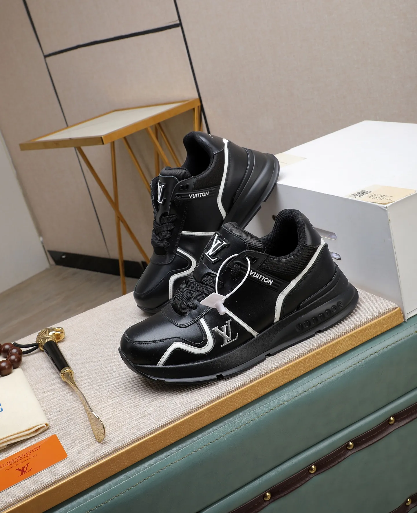 Men's shoes 💰600 📛📛【LOUIS VUITTON】New products synchronized on the official website 👟Milan fashion show style 🇰🇾🇰🇾LV family logo, celebrity style, a must-have for fashionistas ⚠️First-layer calfskin ➕Genuine leather lining ➕Official website original version special outsole 👞Number 38-44